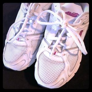 Avis woman’s sneakers sz 7w